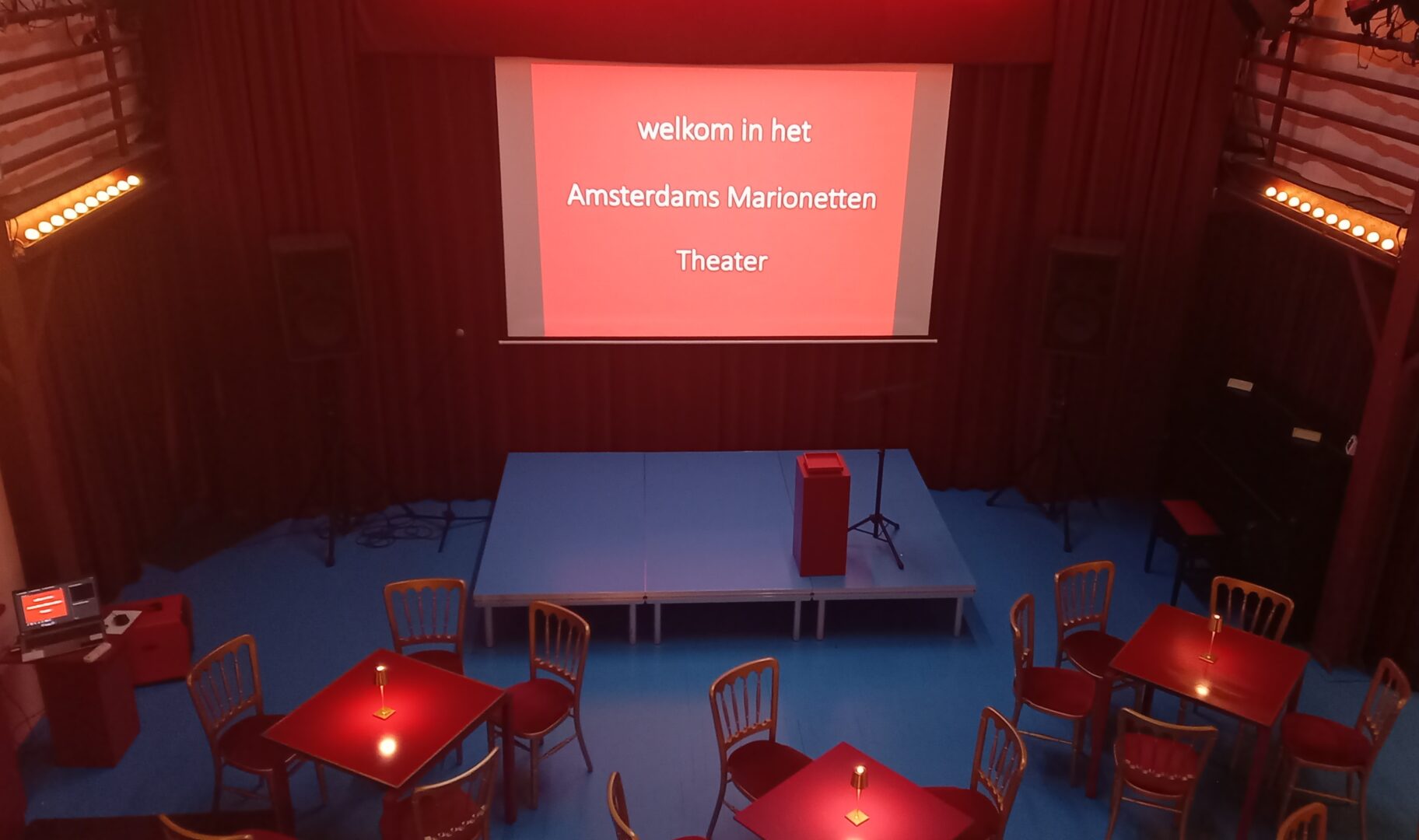 podium met beamer en bistro opstelling