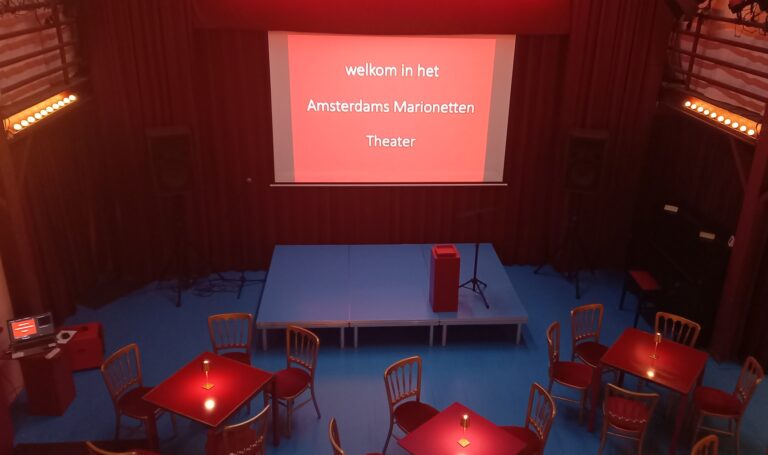 podium met beamer en bistro opstelling